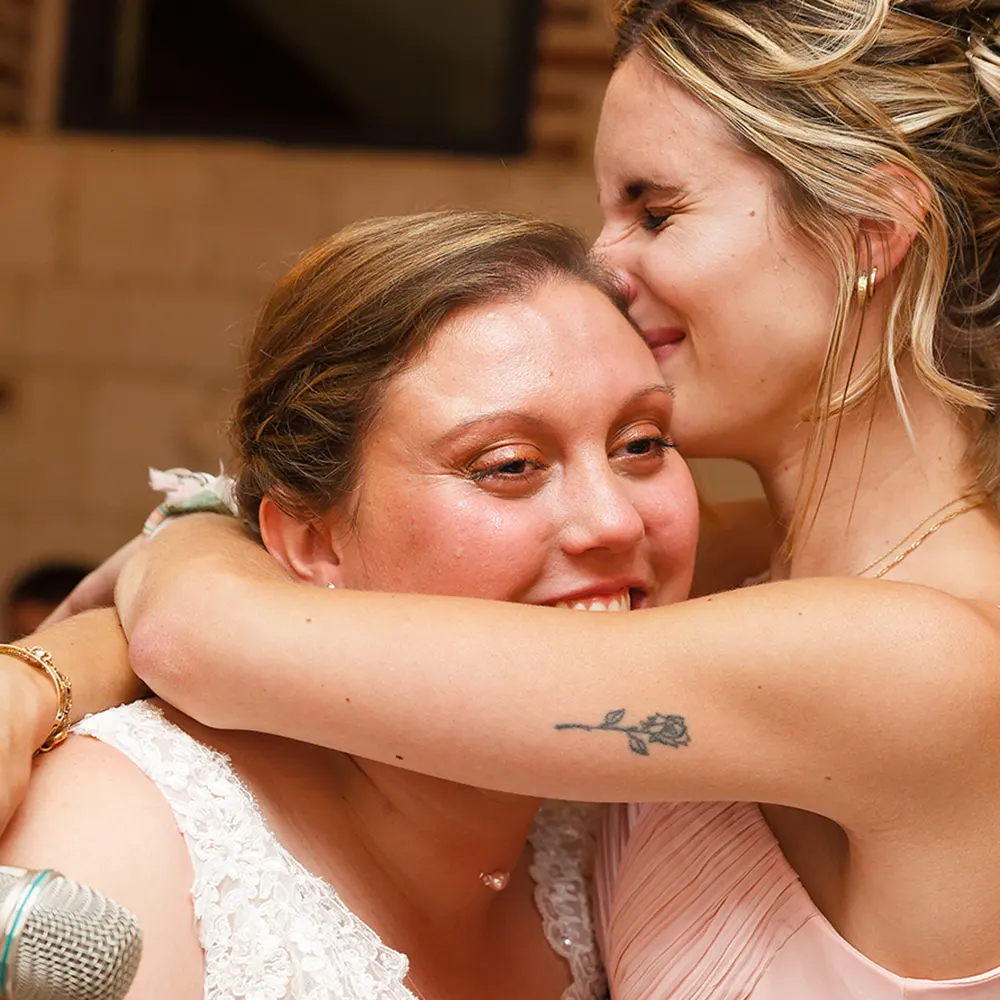 Moment de complicité entre amies | Photographe Mariage Arras Moment de tendresse et de complicité capturé entre deux amies pendant un discours de mariage. Une émotion partagée pendant la soirée du mariage.