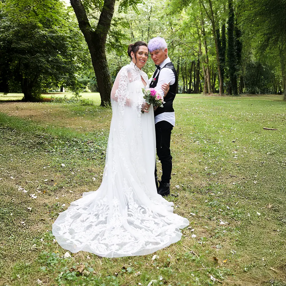 couple de 2 femmes, posant dehors dans un parc, lors de leur phoot de mariage, à Noeud les Mines.
