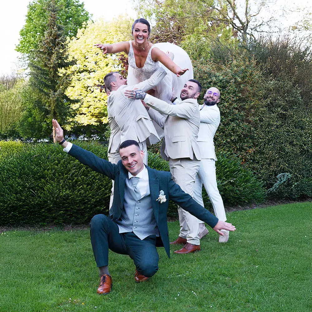 Photo de groupe mariage humoristique | Photographe Arras Photo de groupe originale et amusante avec les mariés et leurs témoins, une pose décalée et pleine de rires. Photographe de mariage dans la région de Sainte-Catherine et Arras.