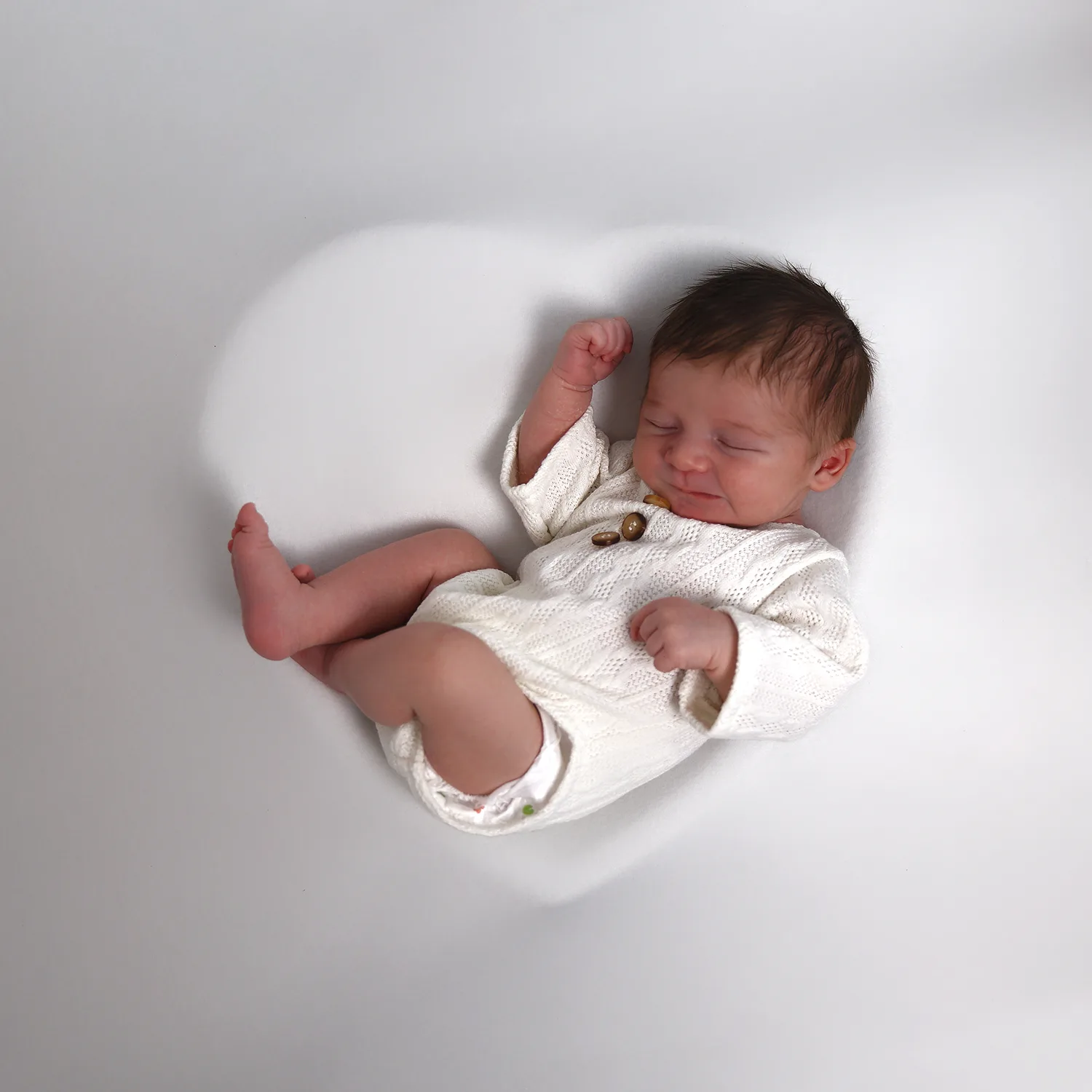  Photographie de grossesse en studio, future maman posant en sous-vêtements et robe voilée blanche, immortaliser la maternité.