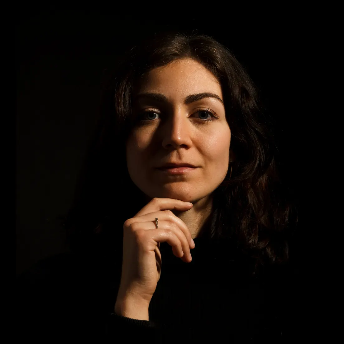 Portrait professionnel d'une femme d'affaires en studio, photo corporate pour CV et réseaux sociaux à Arras.