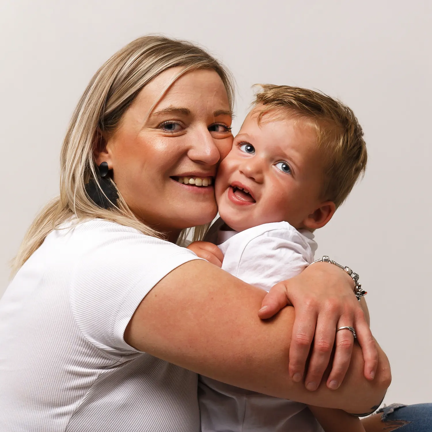Gros plan d'une mère et de son fils souriant, se serrant dans les bras l'un de l'autre avec bonheur, une photo de portrait de famille joyeuse prise à Sainte-Catherine
