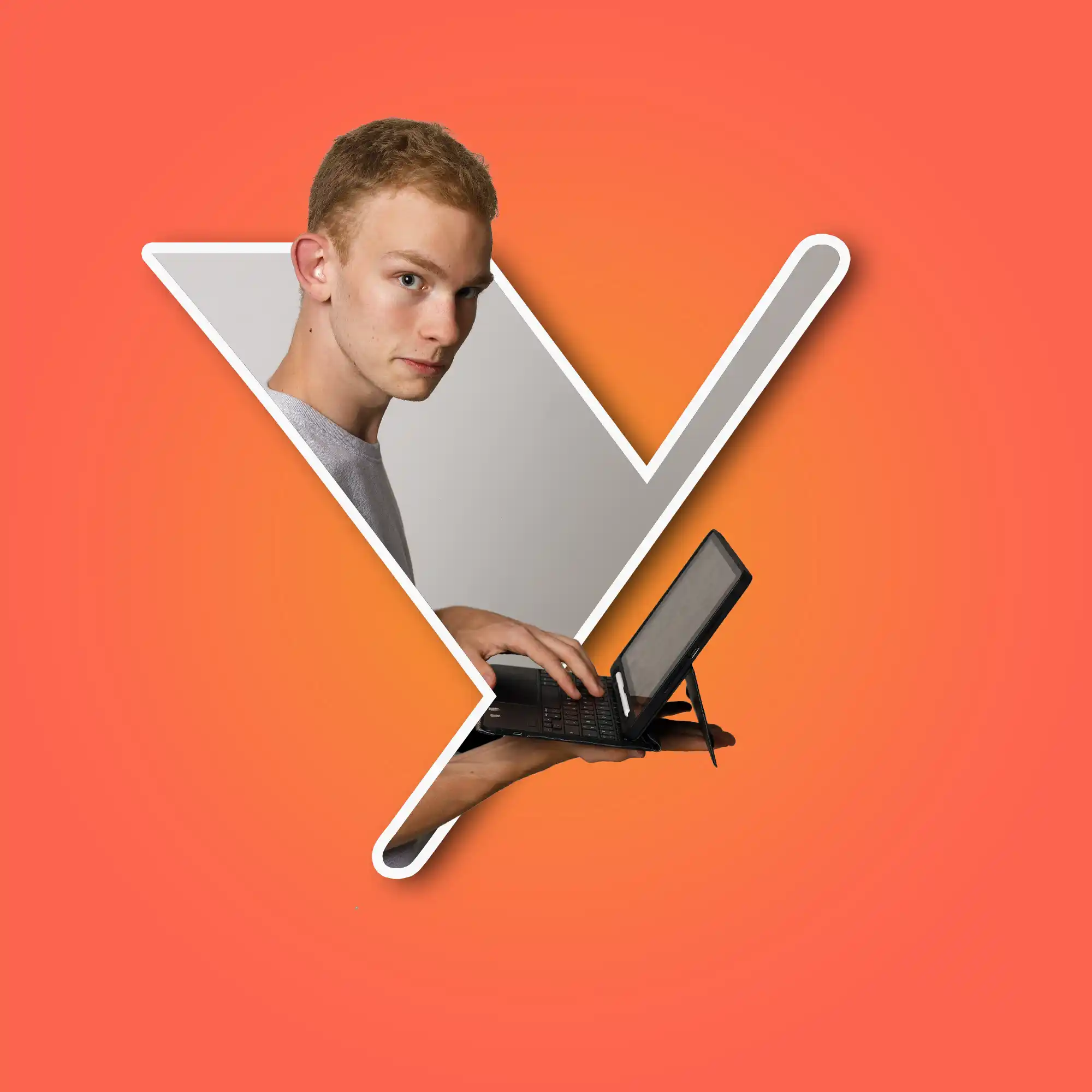 Portrait d'un jeune homme de profil, inséré dans une grande lettre Y blanche sur fond orange. Il tient un petit ordinateur portable et regarde l'objectif.