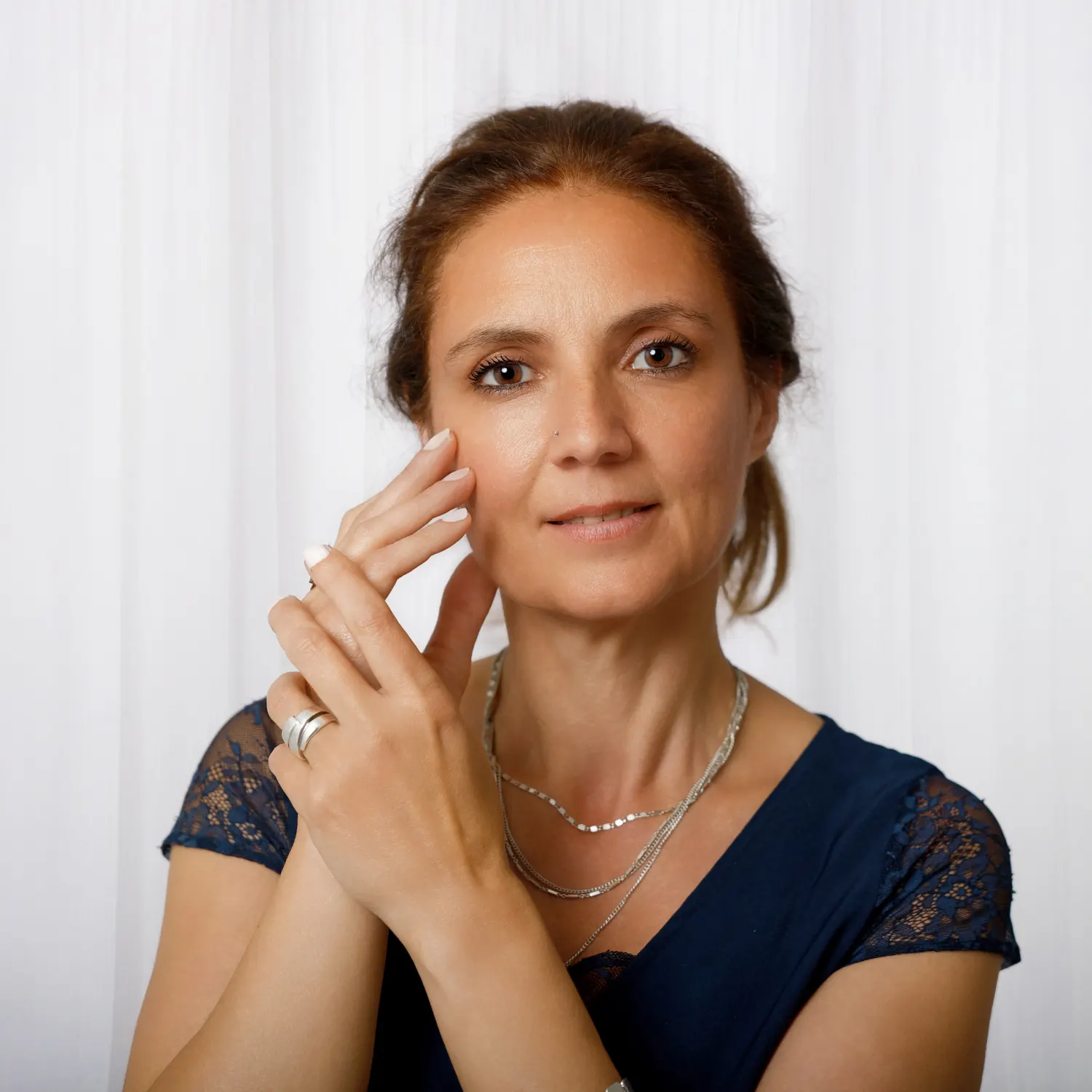 Portrait professionnel et lumineux d'une femme en studio, pour photo de profil et réseaux professionnels à Arras.