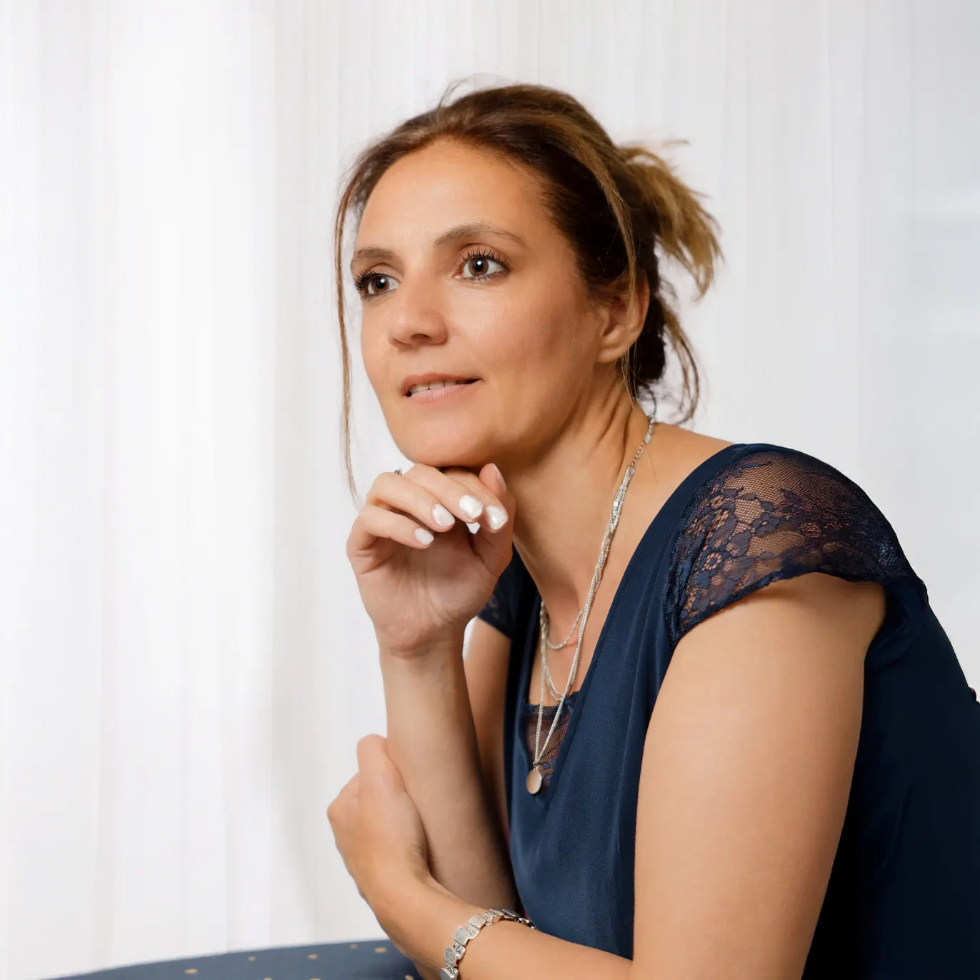Portrait de femme en studio, pose de réflexion naturelle, réalisé par un photographe à Sainte-Catherine près d'Arras.