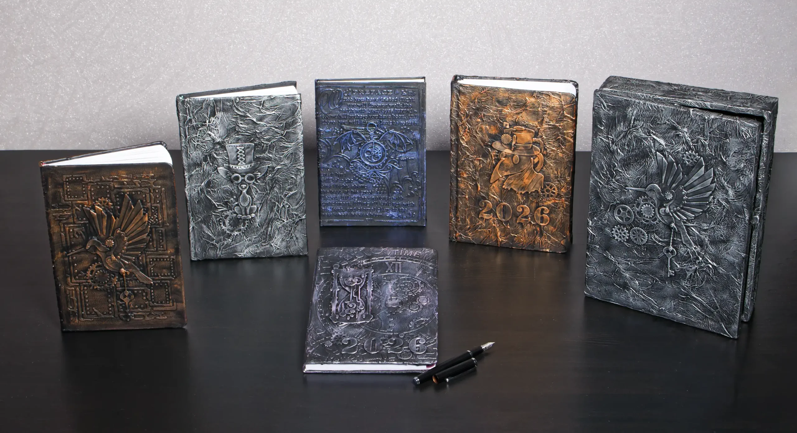 cahier, agenda, album, boite à clé. je présentes différents produits et différents design avec le style steampunk. Des créations faites mains à Sainte Catherine près d'Arras