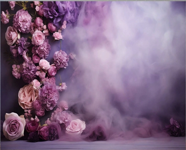 Fond photo d'un mur faux uni mauve. Tout un coté de mur est composé de fleurs dans les mêmes tons.