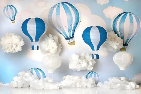 Fond photo représentant  le ciel, avec de beaux nuages blancs et des montgolfières a rayures bleues.