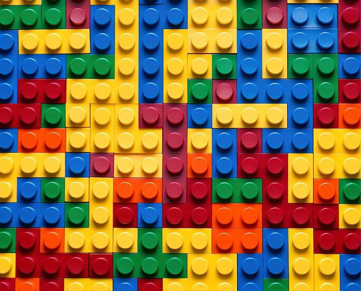 Fond photo représentant  des légos colorées (verts, bleus, jaune, rouges, oranges) sur toute la surface.