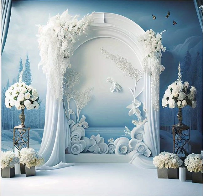 Fond photo représentant une arche élégante hornés de fleurs. il y a des bouquets en vase sur le sol. Les tons sont dans le bleu et blanc.