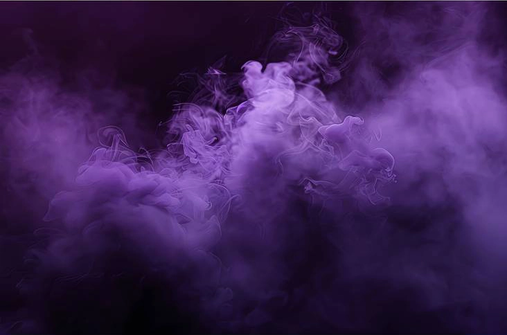 Fond photo représentant de la fumée violette sur un fond noir. 