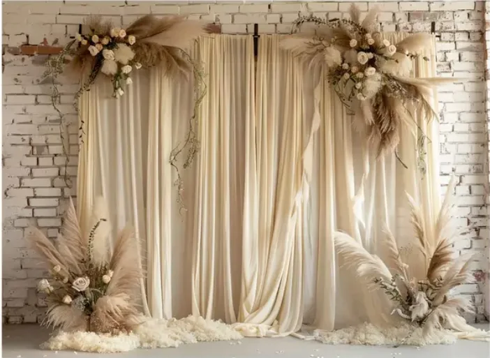 Fond photos dans un monochrome beige. Ce fond est composé d'un mur, avec un large rideau, et de bouquet de fleurs aux coins.