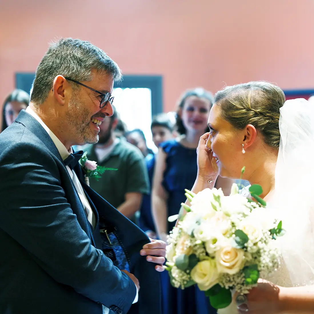 couple de mariés à la mairie. La mariée a des larmes aux yeux. Le marié cherche un mouchoir dans sa poche. Il est heureux.