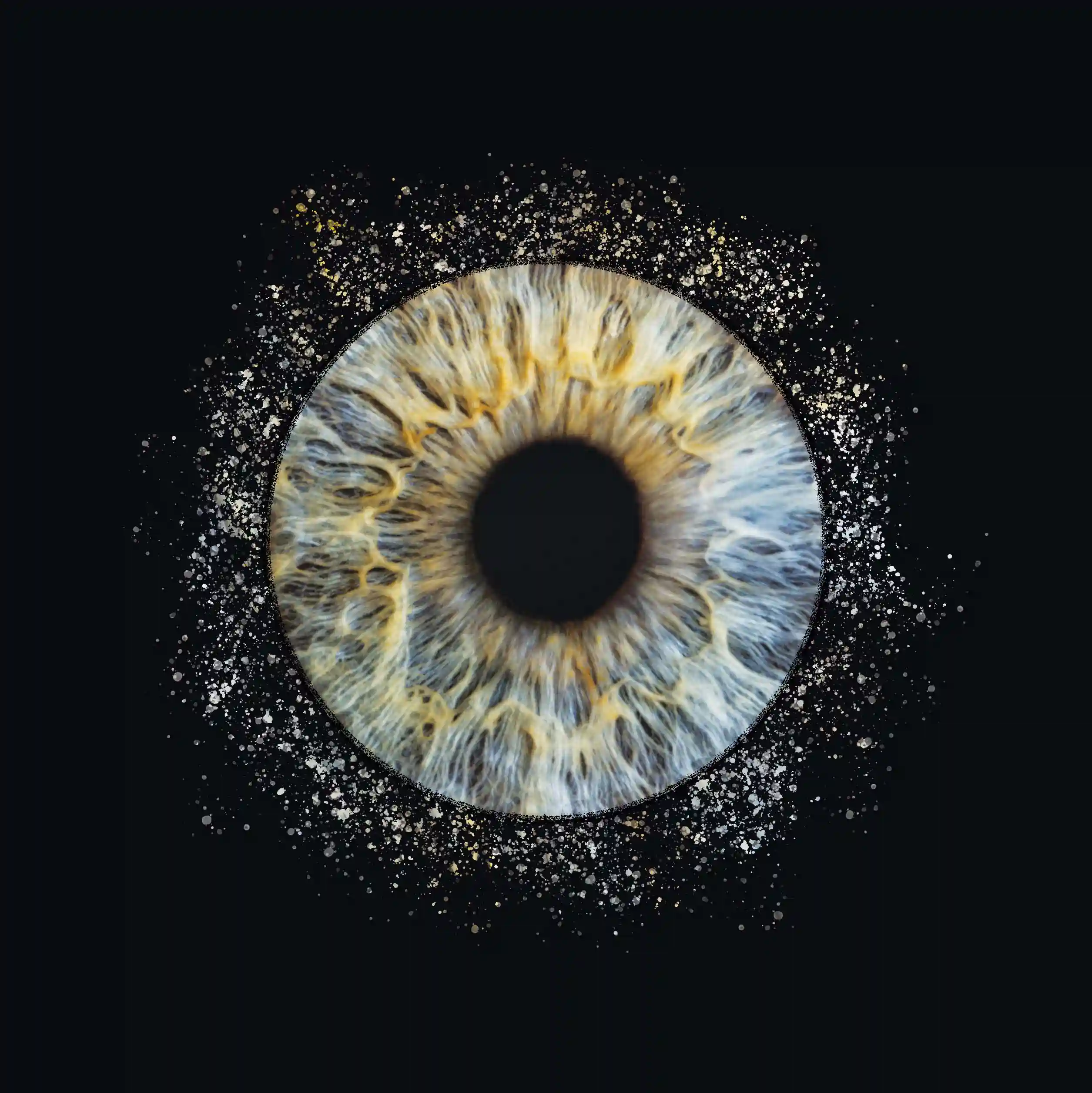 Gros plan d'un iris humain avec des détails complexes en bleu, marron et jaune, entouré de paillettes brillantes et argentées sur un fond noir. L'image met en valeur la beauté unique de l'œil.