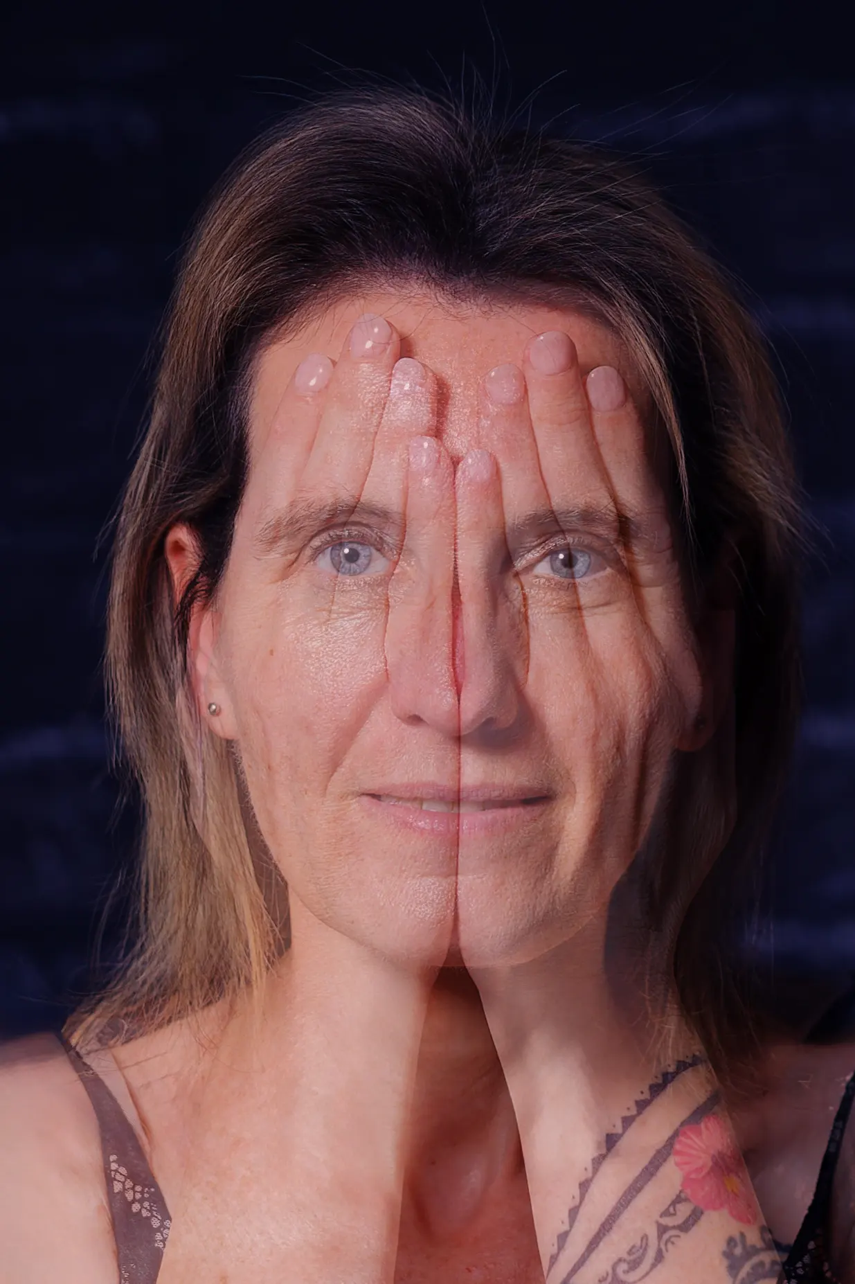 Portrait artistique d'une femme avec ses mains sur son visage, créant un effet de superposition de deux expressions différentes.