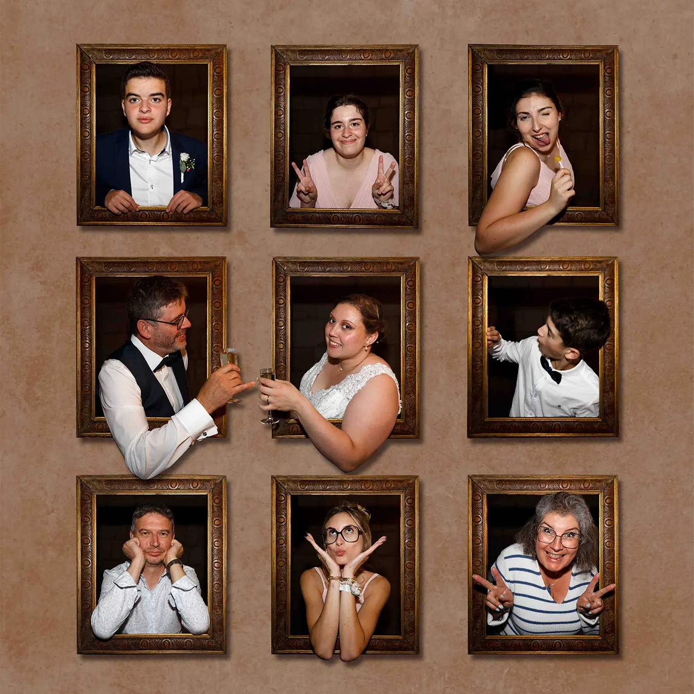 Un photomontage de trois portraits individuels de membres d'une famille. Les trois sujets, un adulte et deux adolescents, portent des hauts blancs et sont positionnés dans des cadres blancs sur un fond gris. Les portraits sont souriants et joyeux.