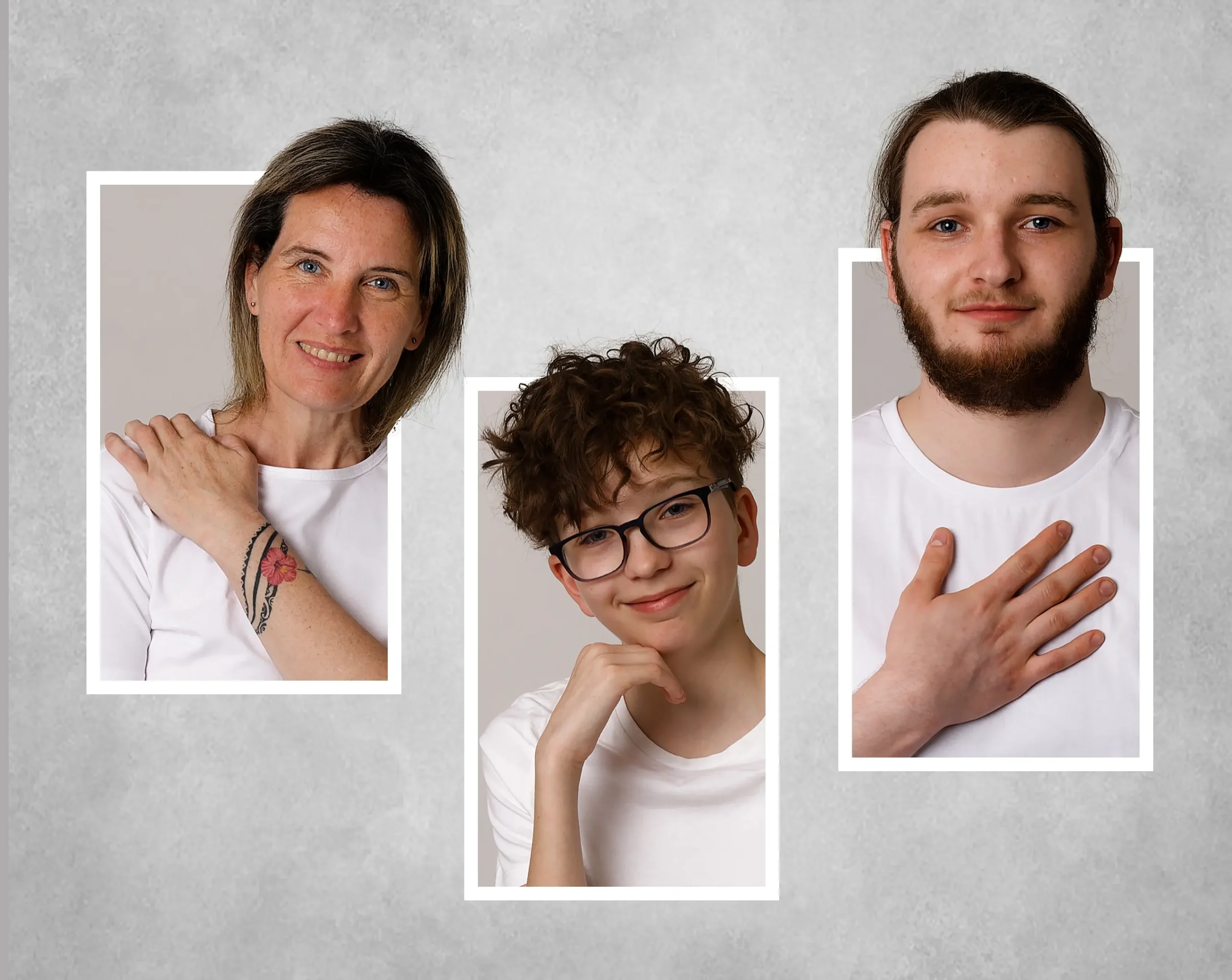 photomontage d'une famille de 3 personnes : la maman et ses 2 fils. Les " personnes sont dépassent tous de leur cadre.