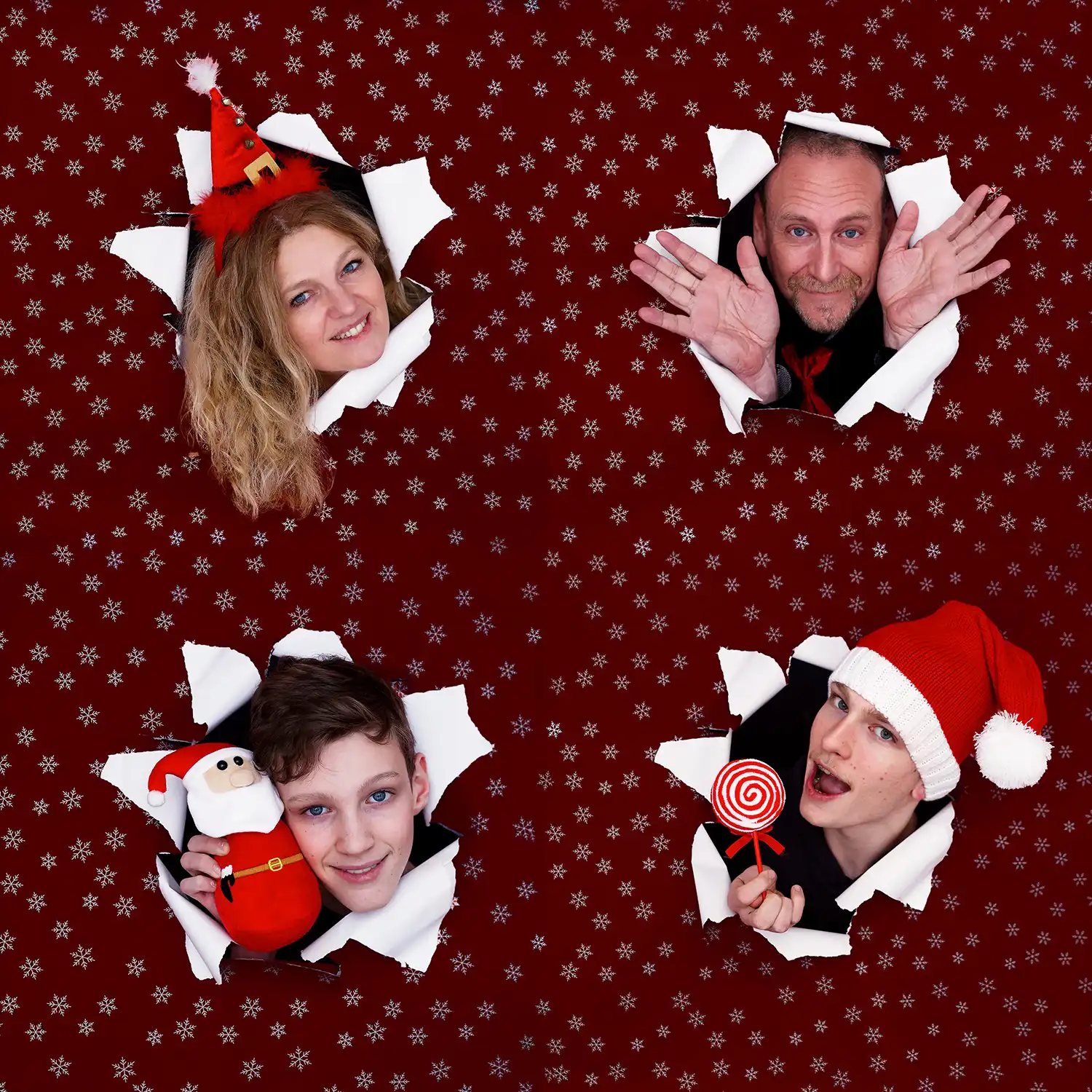 Composition de quatre portraits de famille sur un fond rouge avec des motifs de flocons de neige. Chaque personne sort la tête d'un trou déchiré dans le fond. Les sujets sont souriants et portent des accessoires festifs comme des chapeaux de Noël.